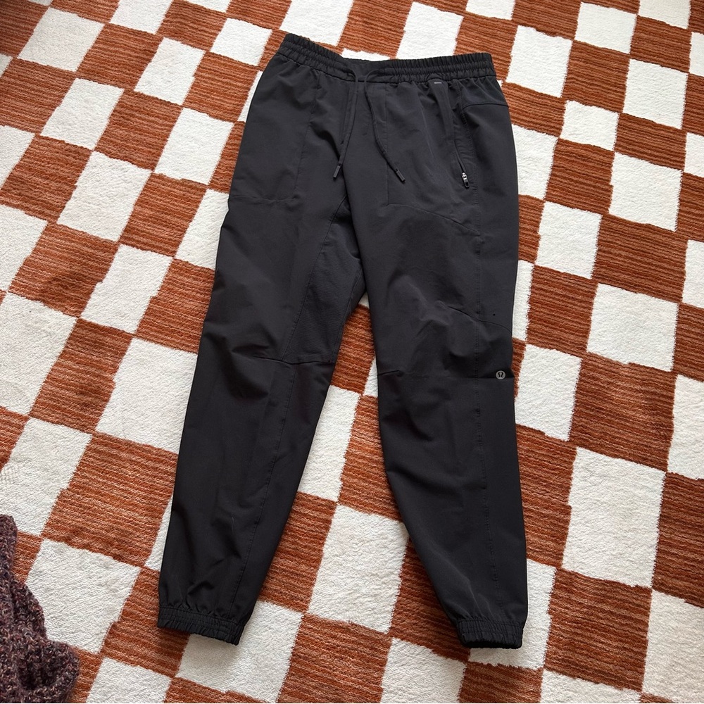 Lululemon medium license to train joggers 28” insteam like new men’s